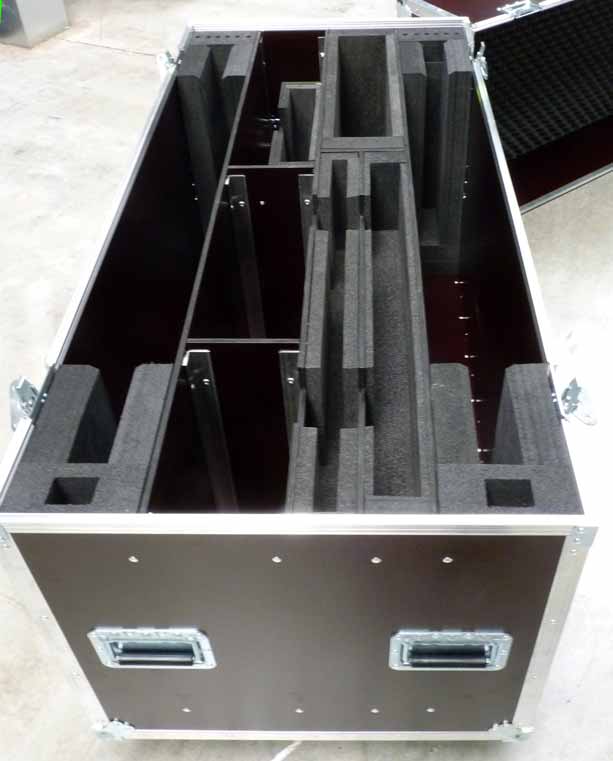 Flight case avec aménagement pour écran et accessoires